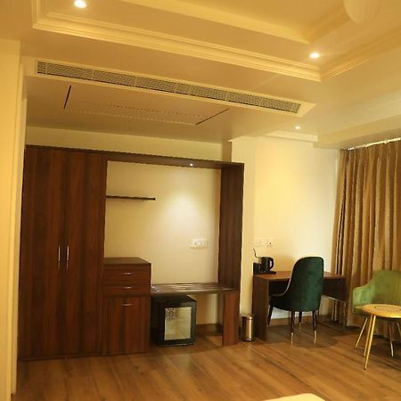 Sapphire Sky Hotel Dehradun Bagian luar foto