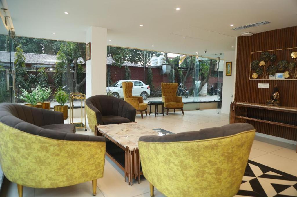 Sapphire Sky Hotel Dehradun Bagian luar foto
