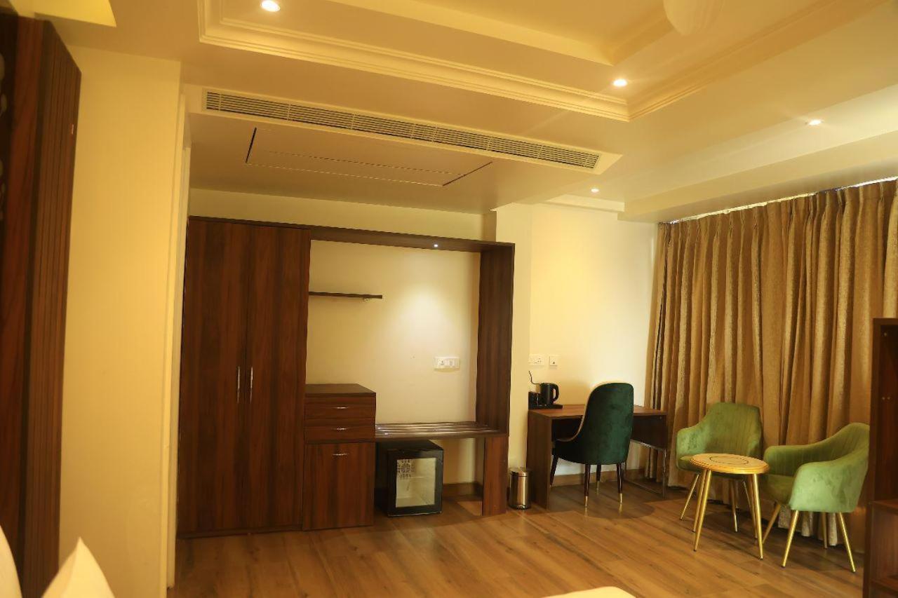 Sapphire Sky Hotel Dehradun Bagian luar foto